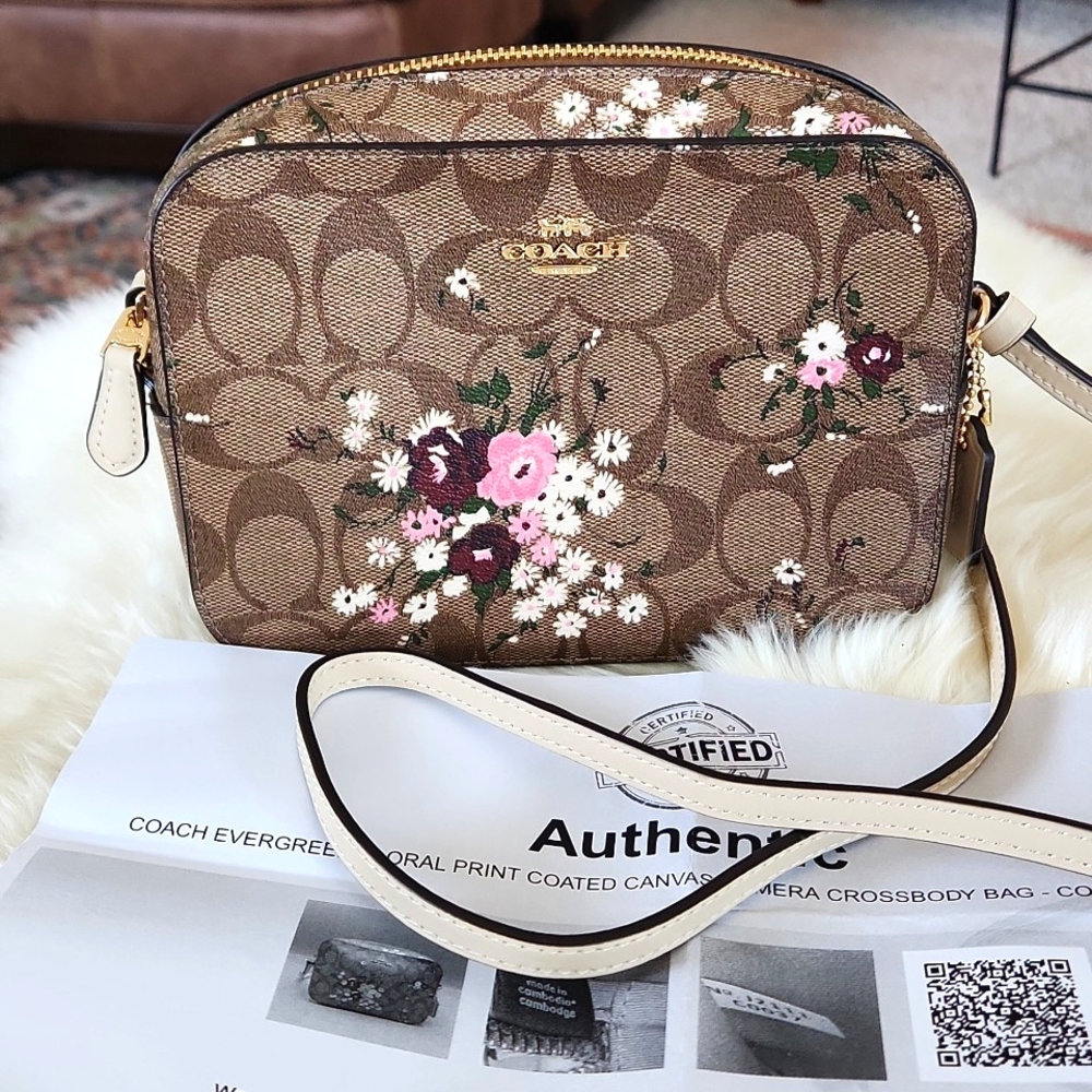 Beautiful Coach Evergreen Wildflower Signatue Camera Style Crossbody Bag 🩷🤎🤍